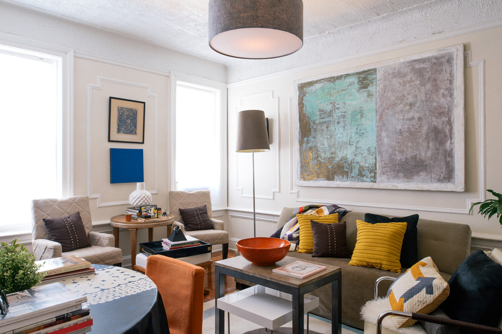 Großes, Fernseherloses, Abgetrenntes Klassisches Wohnzimmer mit beiger Wandfarbe und dunklem Holzboden in New York