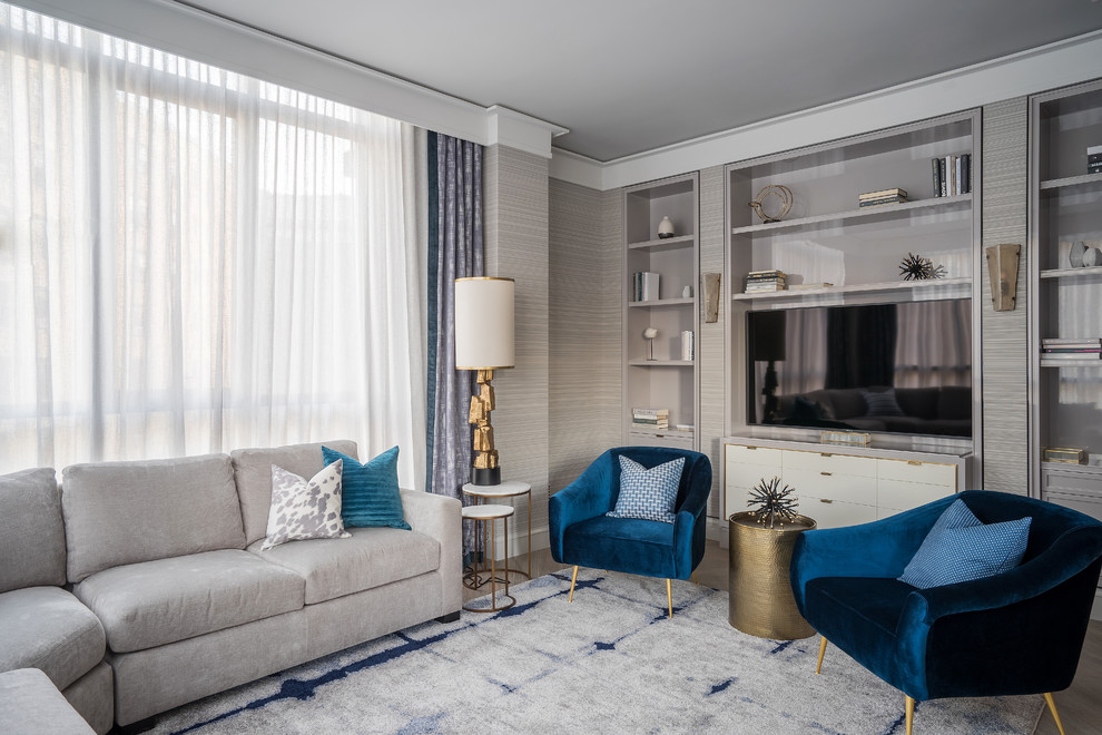 Идея дизайна: парадная, изолированная гостиная комната в стиле неоклассика (современная классика) с серыми стенами, отдельно стоящим телевизором и бежевым полом