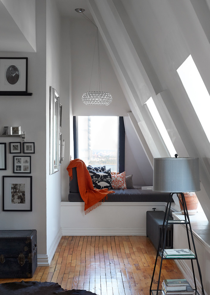 Immagine di un grande soggiorno chic aperto con pareti grigie e pavimento in legno massello medio