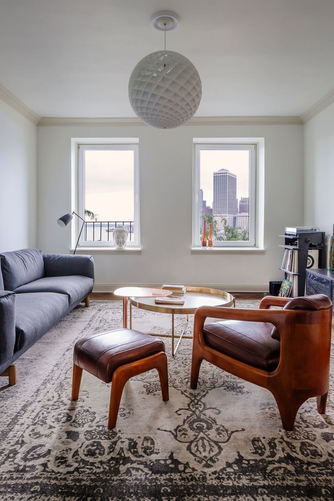 Großes, Offenes Modernes Wohnzimmer ohne Kamin mit weißer Wandfarbe, dunklem Holzboden, TV-Wand und braunem Boden in New York