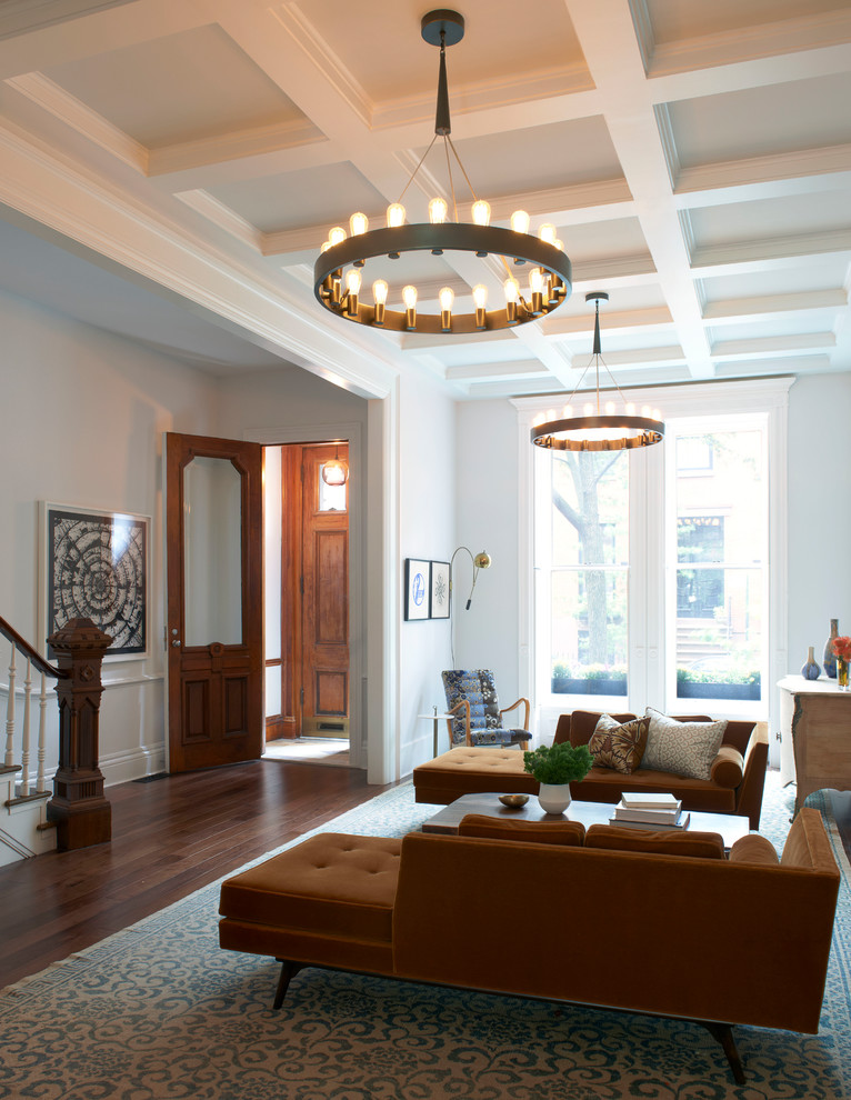 Источник вдохновения для домашнего уюта: гостиная комната в стиле неоклассика (современная классика) с белыми стенами, паркетным полом среднего тона и коричневым полом