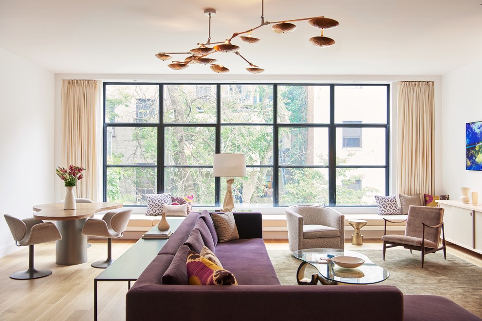 Mittelgroßes, Abgetrenntes Modernes Wohnzimmer mit weißer Wandfarbe, hellem Holzboden, braunem Boden, Hausbar und TV-Wand in New York