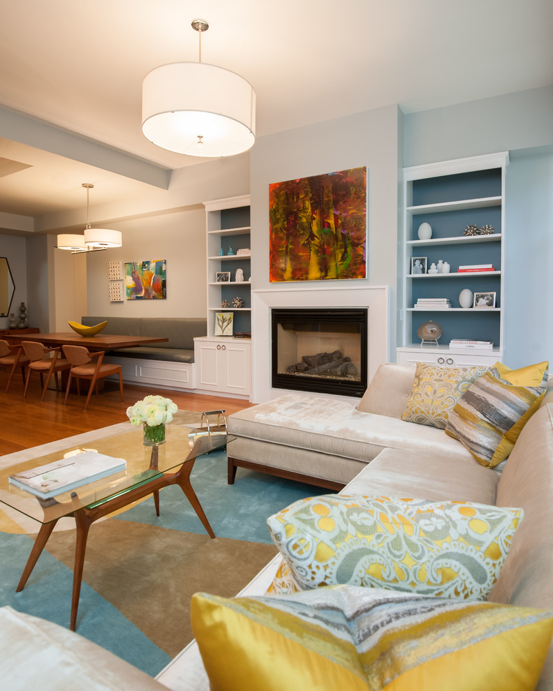Großes, Offenes Klassisches Wohnzimmer mit grauer Wandfarbe, braunem Holzboden, Kamin, Kaminumrandung aus Holz und TV-Wand in New York