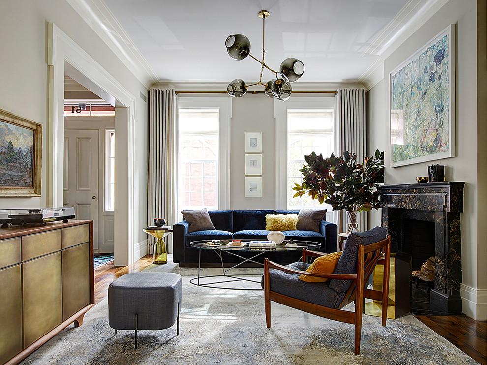 Abgetrenntes Klassisches Wohnzimmer mit Kamin, Kaminumrandung aus Stein und grauer Wandfarbe in New York