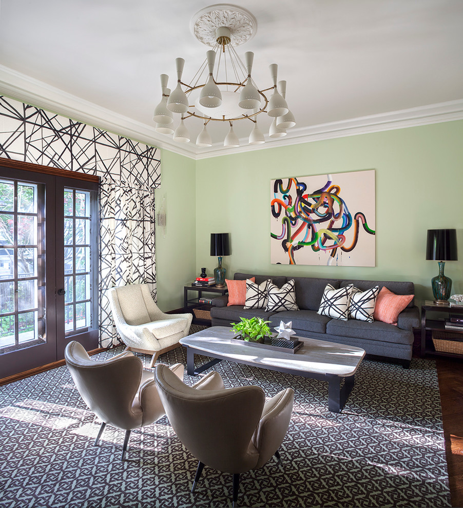 На фото: парадная гостиная комната среднего размера в стиле неоклассика (современная классика) с зелеными стенами и красивыми шторами