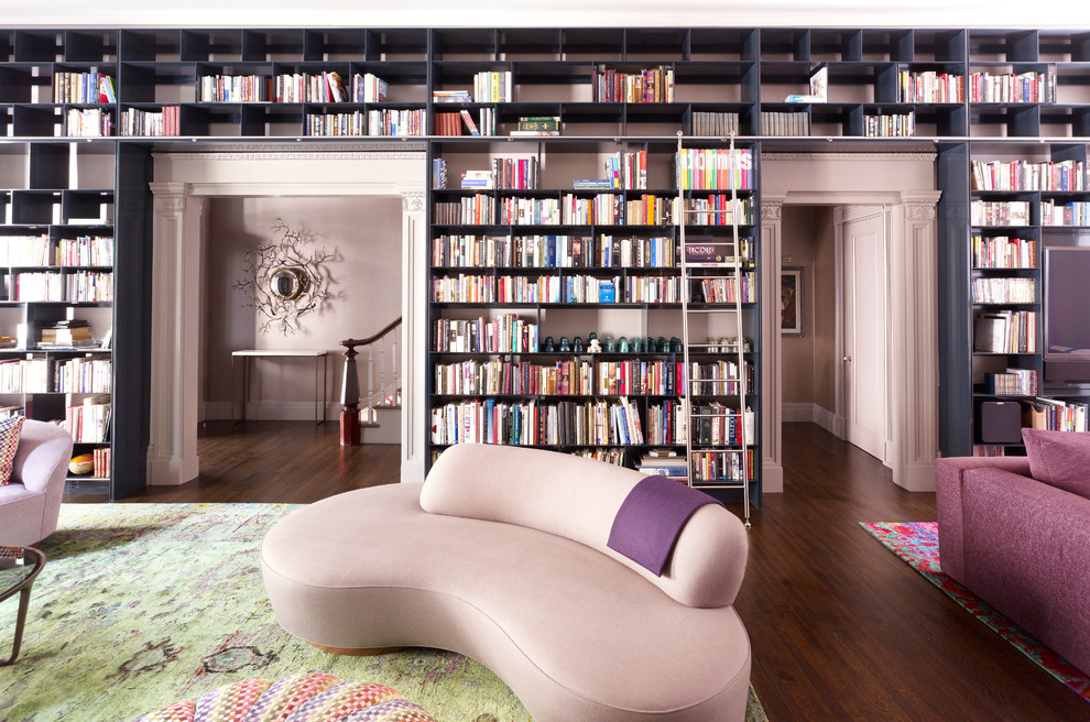 Aménagement d'un salon contemporain avec une bibliothèque ou un coin lecture.