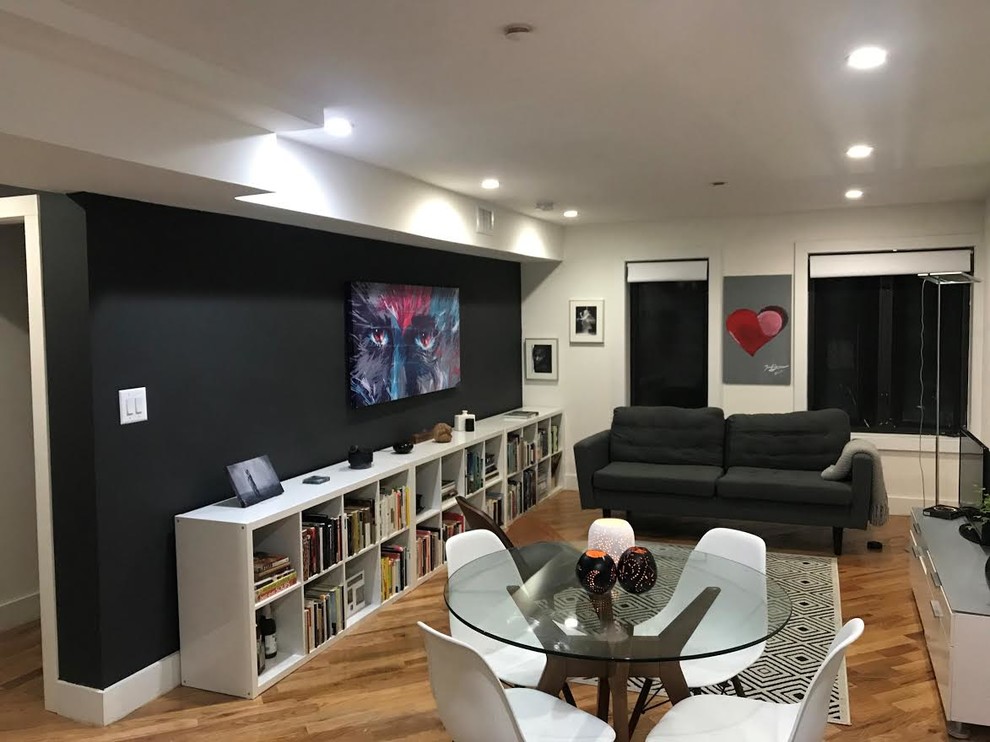 Idéer för att renovera ett mellanstort funkis separat vardagsrum, med ett bibliotek, vita väggar, mellanmörkt trägolv, en fristående TV och brunt golv