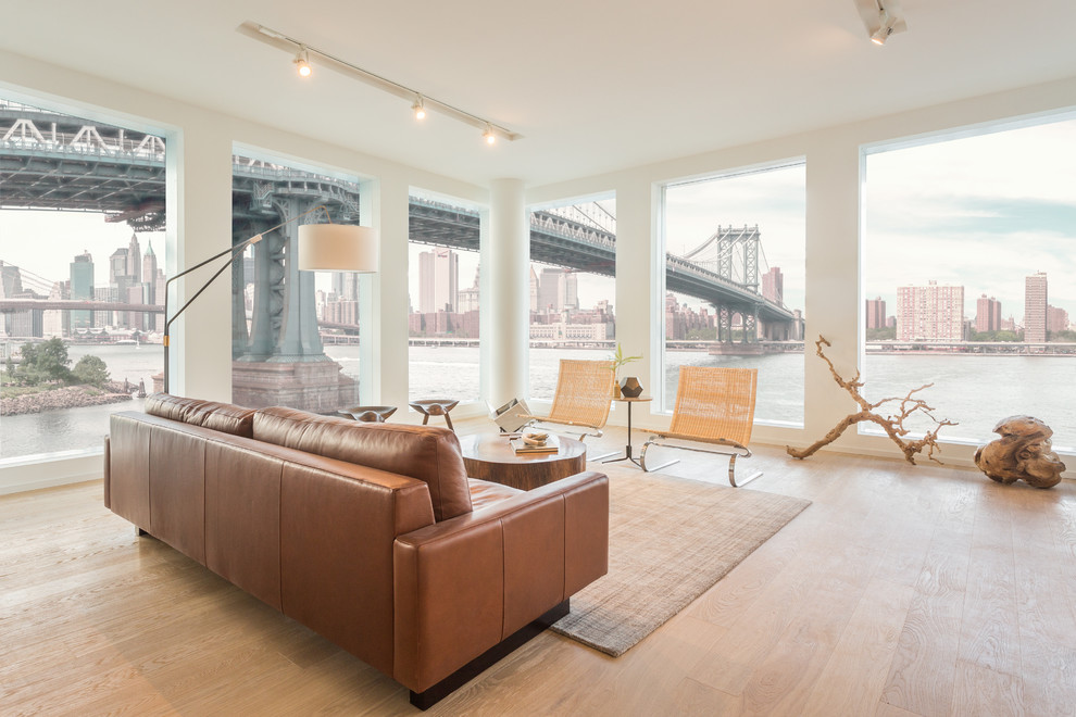 Mittelgroßes, Offenes, Fernseherloses Modernes Wohnzimmer ohne Kamin mit weißer Wandfarbe und hellem Holzboden in New York