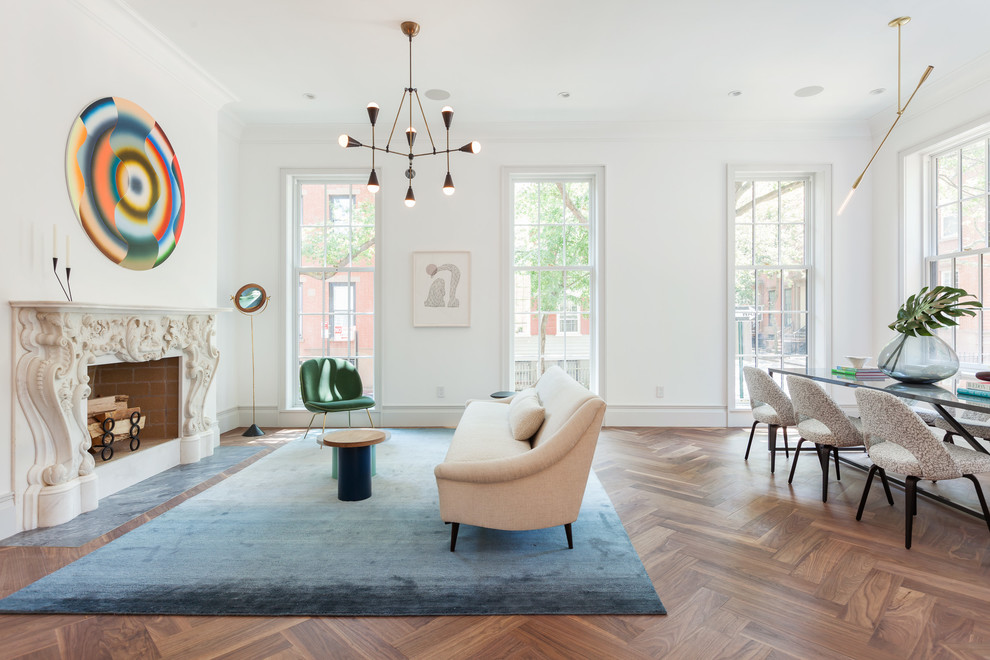 Offenes Klassisches Wohnzimmer mit weißer Wandfarbe, braunem Holzboden und Kamin in New York