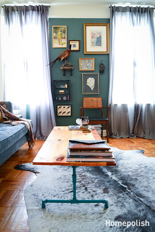 Mittelgroßes, Offenes Eklektisches Wohnzimmer mit grüner Wandfarbe und braunem Holzboden in New York