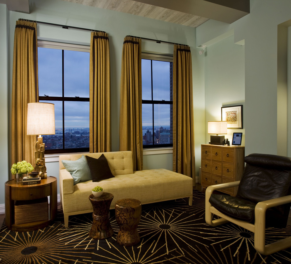 Свежая идея для дизайна: гостиная комната в стиле фьюжн с синими стенами - отличное фото интерьера