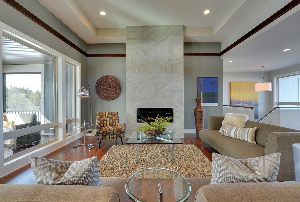 Mittelgroßes, Offenes Modernes Wohnzimmer mit grauer Wandfarbe, Gaskamin, gefliester Kaminumrandung und braunem Holzboden in Minneapolis
