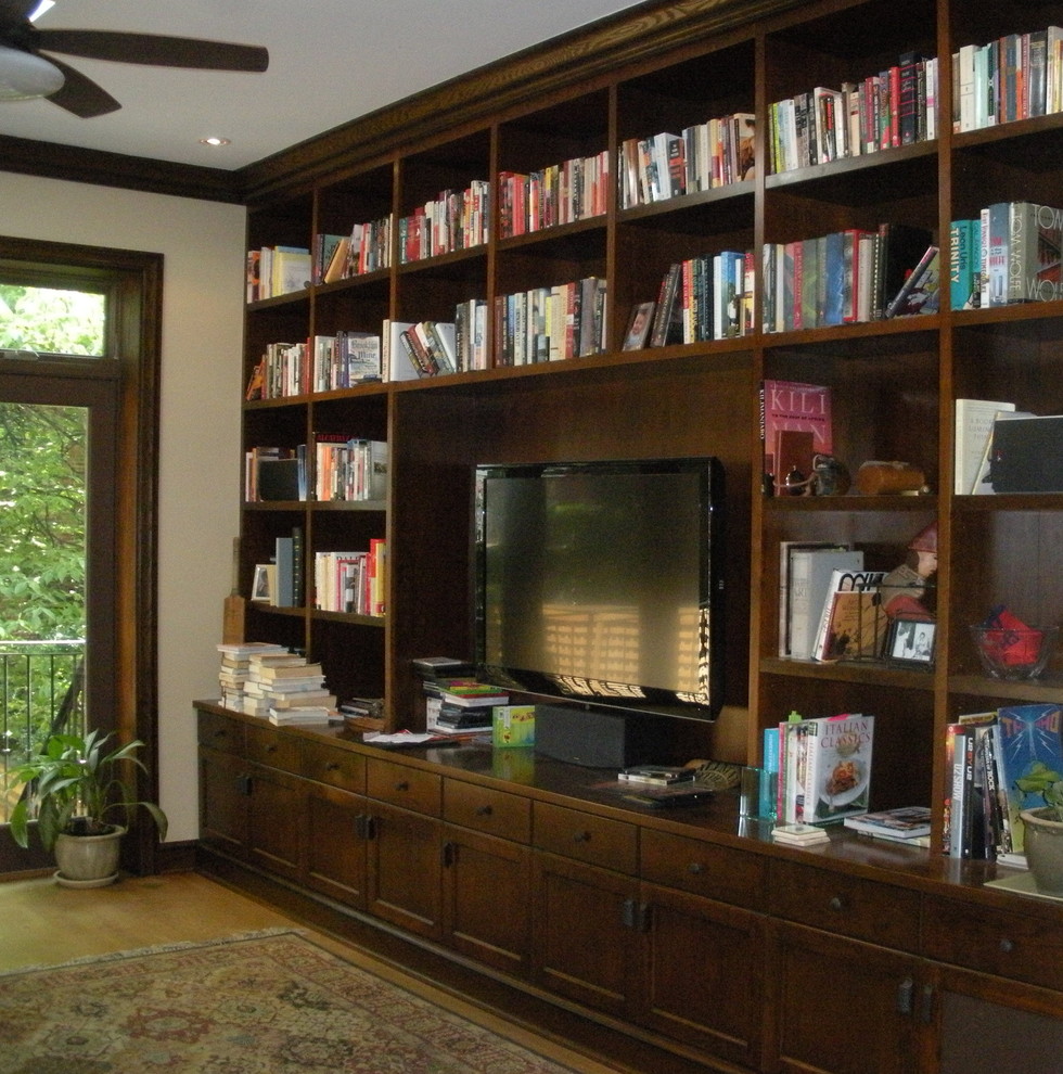 Foto di un soggiorno chic di medie dimensioni e chiuso con libreria, pareti beige, parquet chiaro, nessun camino e parete attrezzata