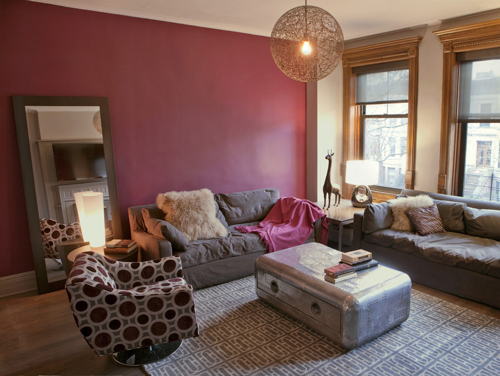 Ispirazione per un grande soggiorno bohémian con pareti viola e pavimento in legno massello medio
