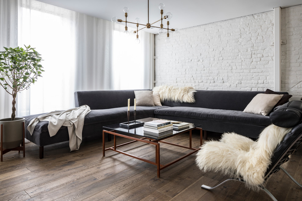 Стильный дизайн: открытая гостиная комната среднего размера в скандинавском стиле с с книжными шкафами и полками, белыми стенами, темным паркетным полом и коричневым полом - последний тренд