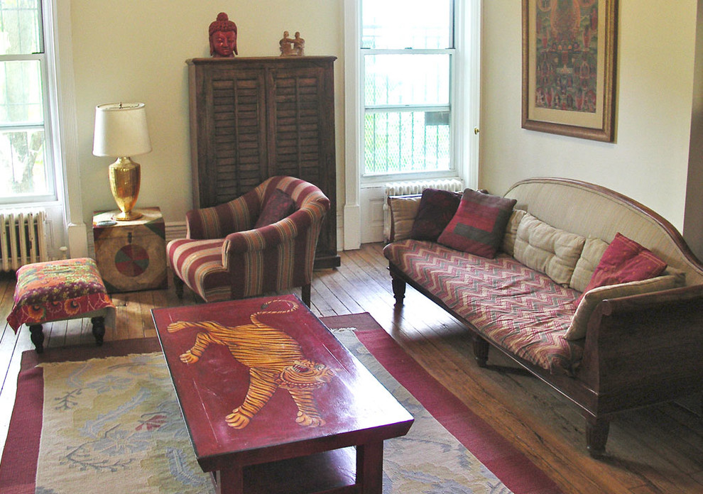 Foto de salón cerrado de estilo zen de tamaño medio sin chimenea con paredes beige, suelo de madera en tonos medios, marco de chimenea de madera y televisor colgado en la pared