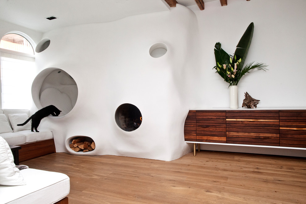Ejemplo de salón ecléctico con paredes blancas, suelo de madera clara y suelo beige
