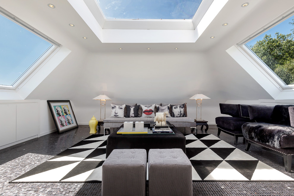 Ispirazione per un soggiorno boho chic stile loft con sala formale, pareti bianche e pavimento nero