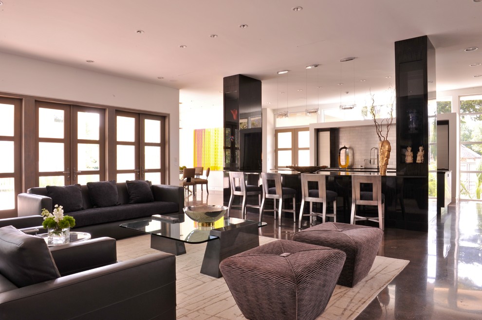 Geräumiges, Offenes Modernes Wohnzimmer mit Hausbar, weißer Wandfarbe, Betonboden und TV-Wand in Dallas