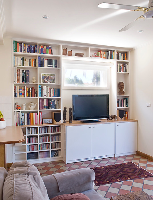 Стильный дизайн: гостиная комната среднего размера в современном стиле с белыми стенами, полом из керамической плитки и отдельно стоящим телевизором - последний тренд