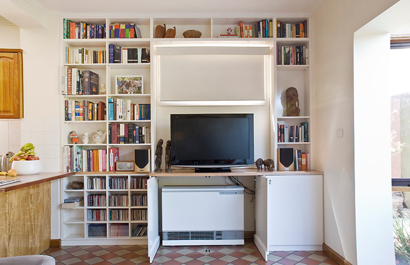Bild på ett mellanstort funkis vardagsrum, med vita väggar, klinkergolv i keramik och en fristående TV