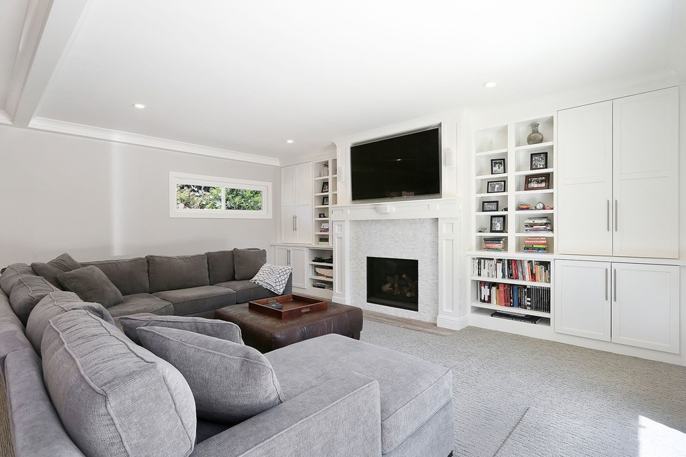 Großes, Offenes Modernes Wohnzimmer mit grauer Wandfarbe, Teppichboden, Kamin, TV-Wand, grauem Boden und Kaminumrandung aus Stein in San Francisco