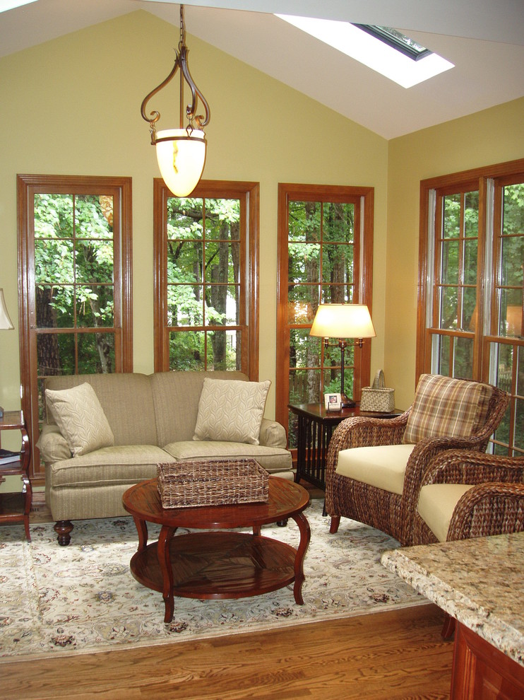 Kleines, Offenes Klassisches Wohnzimmer ohne Kamin mit braunem Holzboden und braunem Boden in Atlanta
