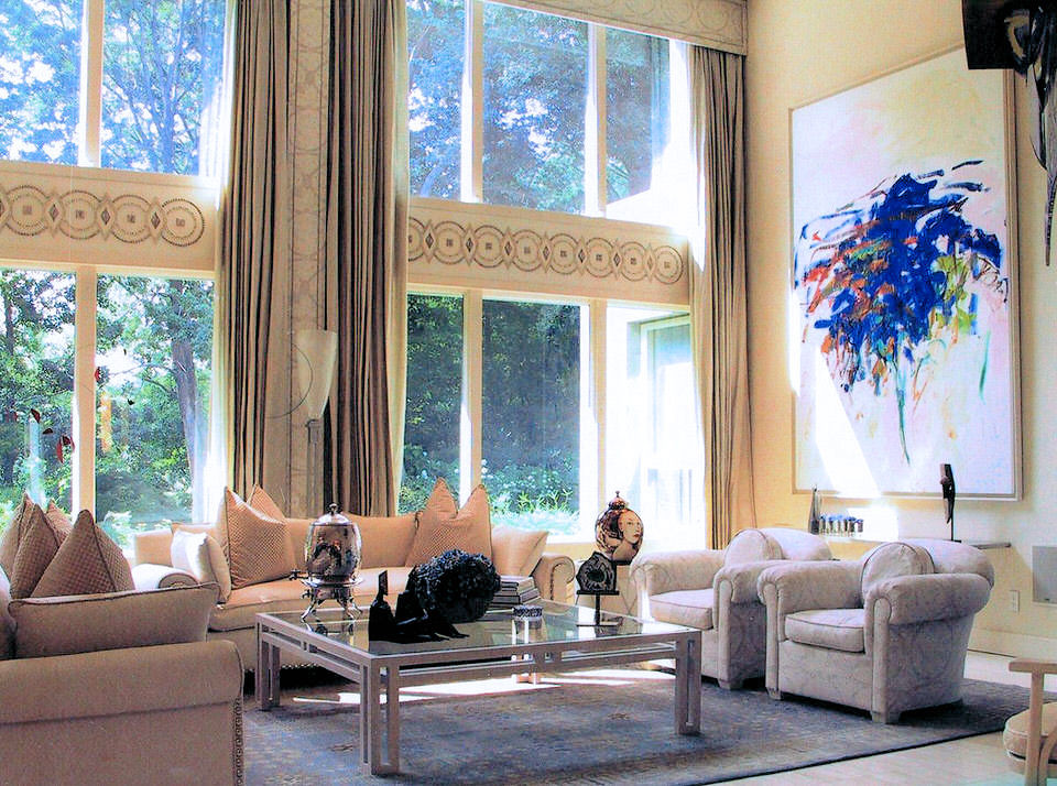Cette image montre un très grand salon minimaliste ouvert avec un mur beige, une cheminée d'angle, un manteau de cheminée en métal, aucun téléviseur et un sol en marbre.