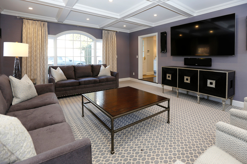 На фото: большая изолированная гостиная комната в современном стиле с фиолетовыми стенами, ковровым покрытием, телевизором на стене и фиолетовым полом с