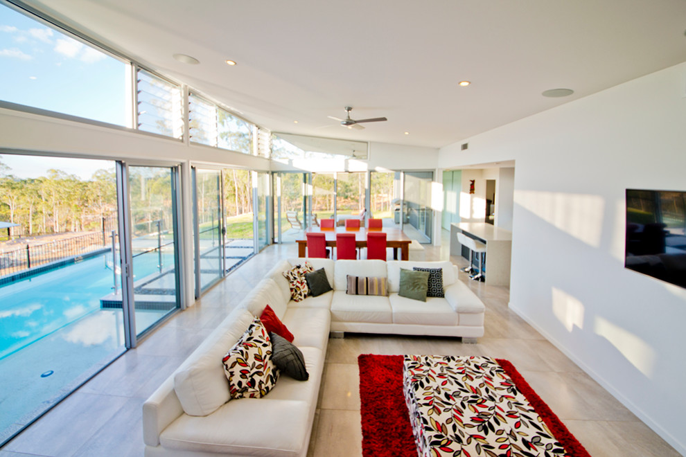 Modernes Wohnzimmer mit weißer Wandfarbe, Porzellan-Bodenfliesen und TV-Wand in Brisbane
