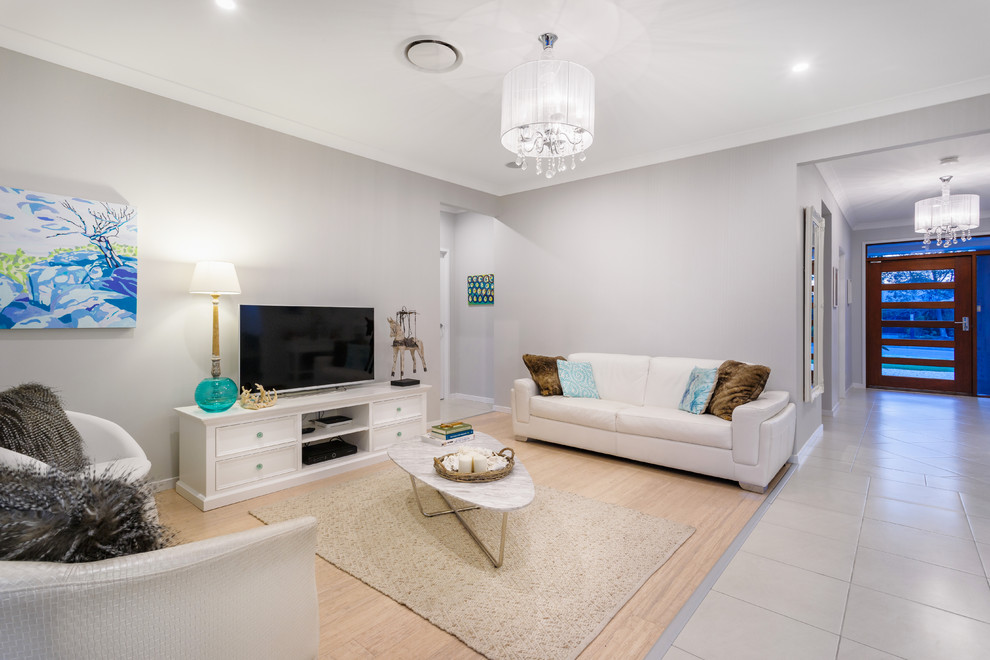 Источник вдохновения для домашнего уюта: гостиная комната в стиле неоклассика (современная классика) с серыми стенами, светлым паркетным полом, отдельно стоящим телевизором и бежевым полом