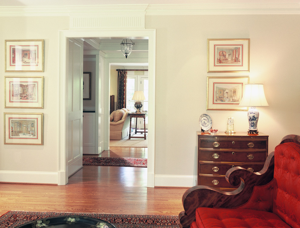 Immagine di un grande soggiorno tradizionale aperto con sala formale, pareti beige, parquet scuro, nessuna TV, camino classico e cornice del camino in legno