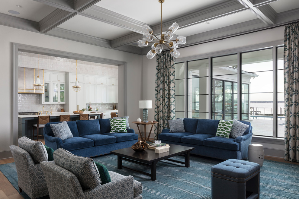 Идея дизайна: парадная, изолированная гостиная комната в морском стиле с белыми стенами и синим диваном