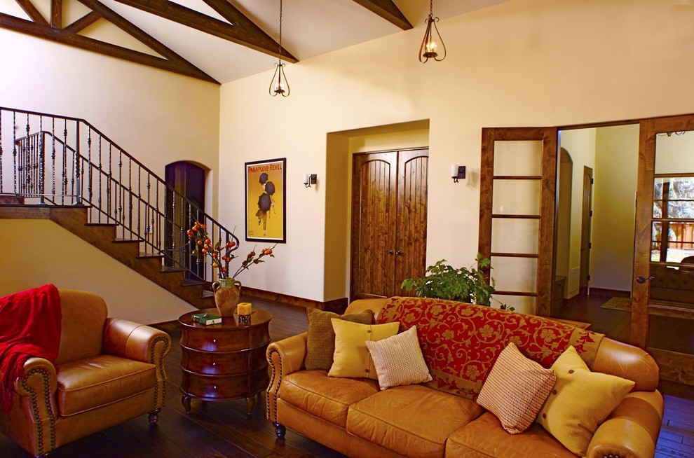 Esempio di un soggiorno classico con pareti beige