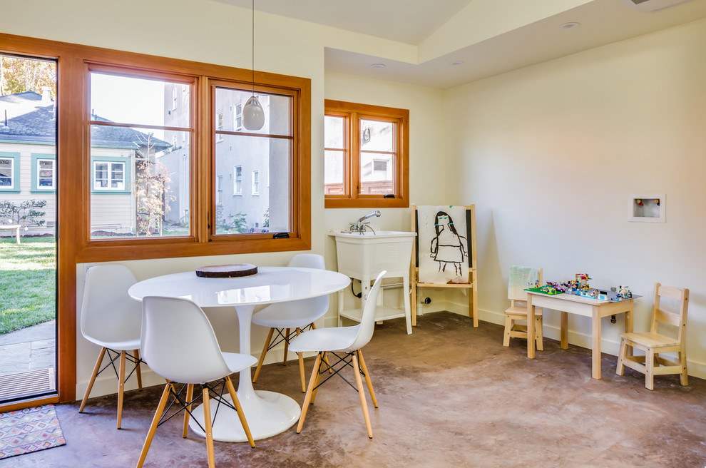 Kleines, Fernseherloses, Offenes Klassisches Wohnzimmer ohne Kamin mit weißer Wandfarbe und Betonboden in San Francisco