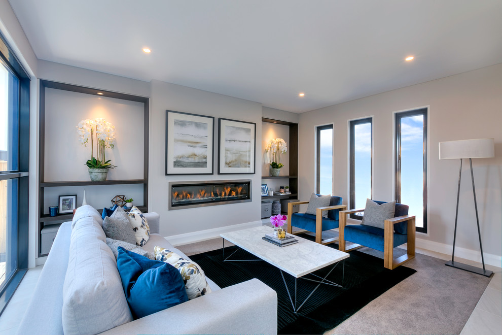 Идея дизайна: парадная гостиная комната в стиле неоклассика (современная классика) с серыми стенами и горизонтальным камином без телевизора