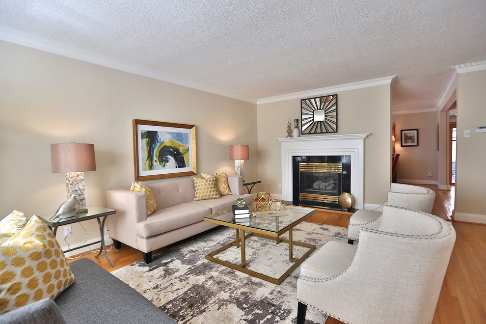 Großes, Repräsentatives, Fernseherloses, Abgetrenntes Klassisches Wohnzimmer mit beiger Wandfarbe, braunem Holzboden, Kamin, gefliester Kaminumrandung und braunem Boden in Toronto