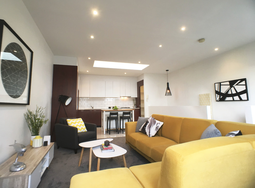 Foto di un piccolo soggiorno minimalista aperto con pareti bianche, moquette e pavimento grigio