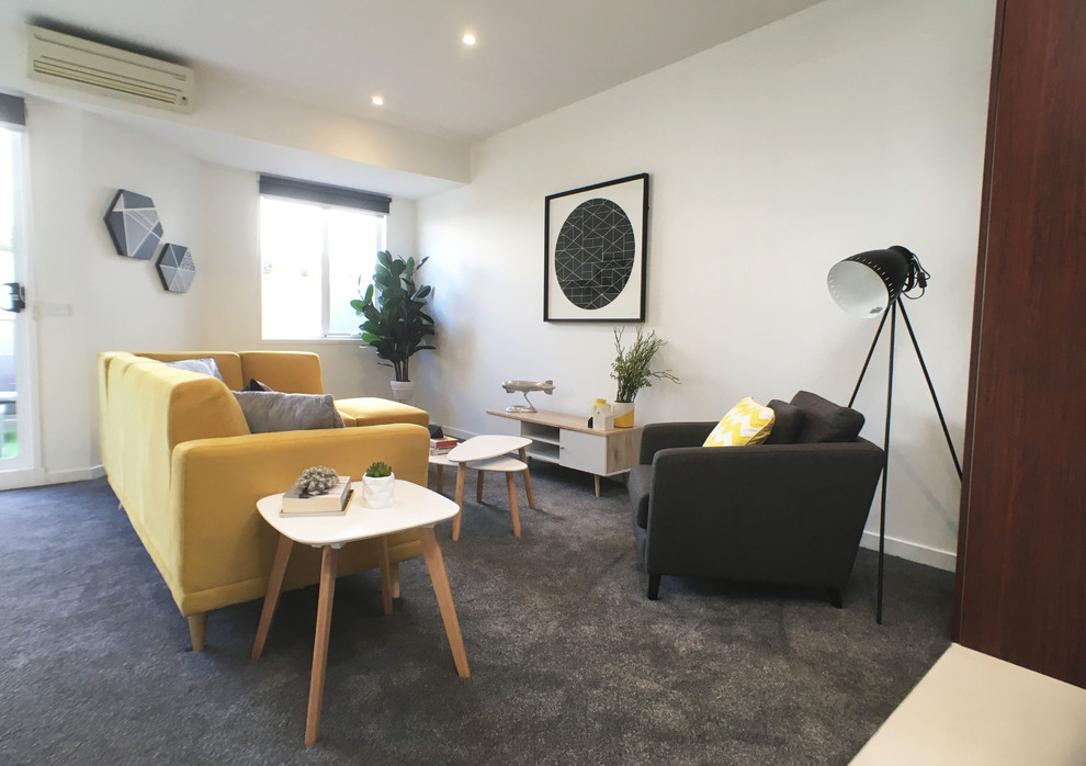 Idee per un piccolo soggiorno moderno aperto con pareti bianche, moquette e pavimento grigio