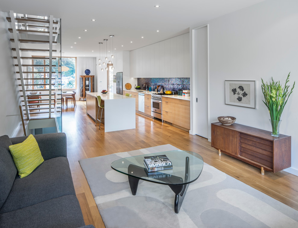 Mittelgroßes, Fernseherloses, Offenes Modernes Wohnzimmer ohne Kamin mit weißer Wandfarbe und braunem Holzboden in Toronto