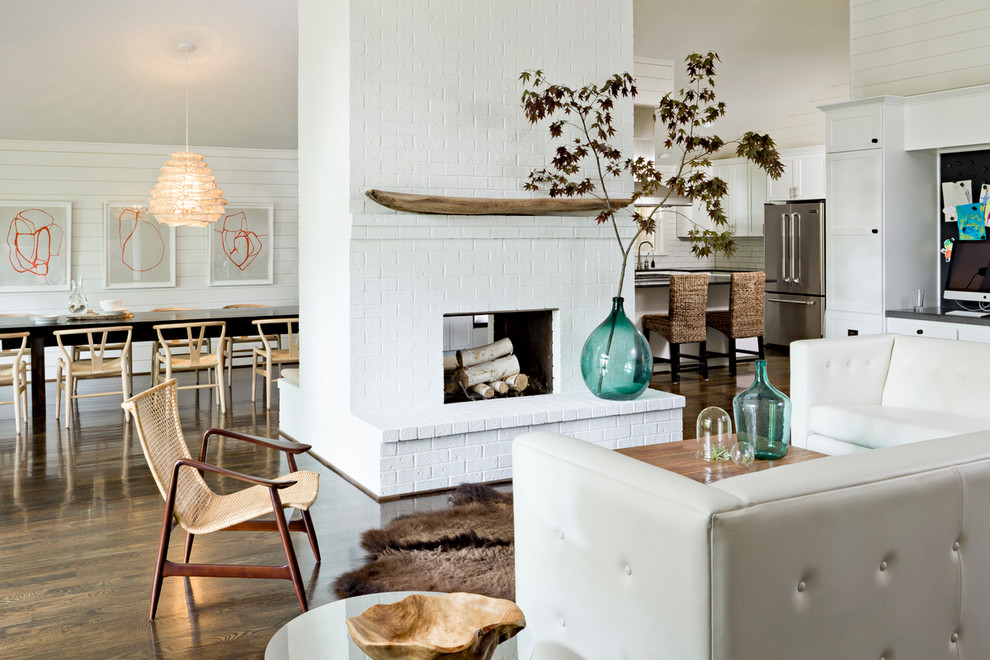 Offenes Modernes Wohnzimmer mit weißer Wandfarbe, Tunnelkamin und Kaminumrandung aus Backstein in Portland