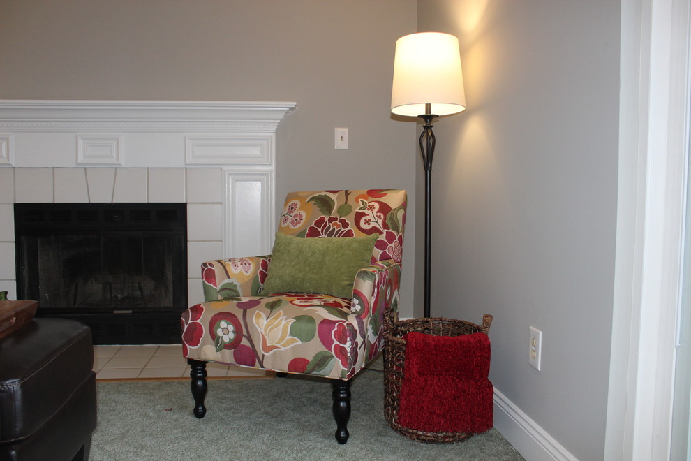 Mittelgroßes, Offenes Stilmix Wohnzimmer mit grauer Wandfarbe, Teppichboden, Kamin, Kaminumrandung aus Holz, TV-Wand und grünem Boden in Cincinnati