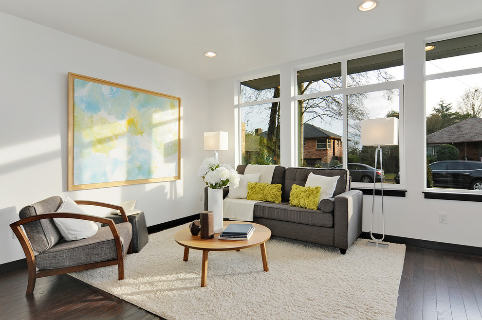 Esempio di un piccolo soggiorno moderno aperto con pareti bianche, parquet scuro e pavimento marrone