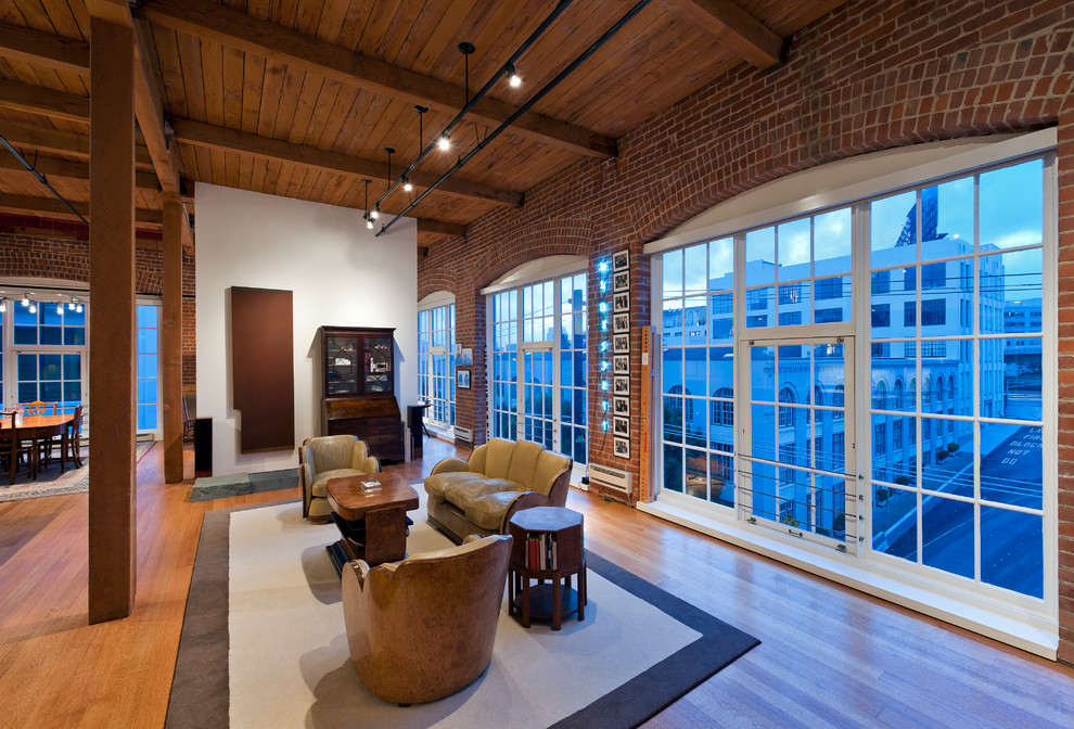 Cette photo montre un salon moderne ouvert avec un sol en bois brun.