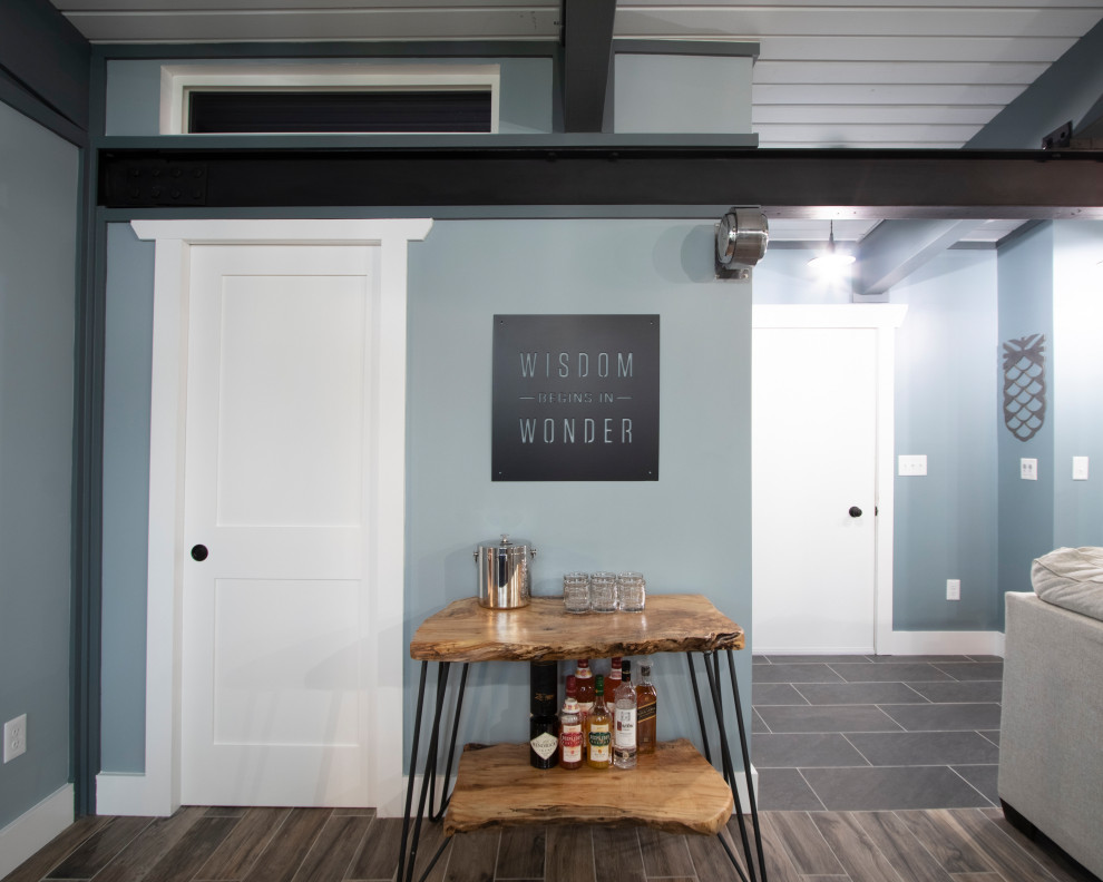 Großes, Offenes Modernes Wohnzimmer mit Hausbar, grauer Wandfarbe, Schieferboden und grauem Boden in Cornwall