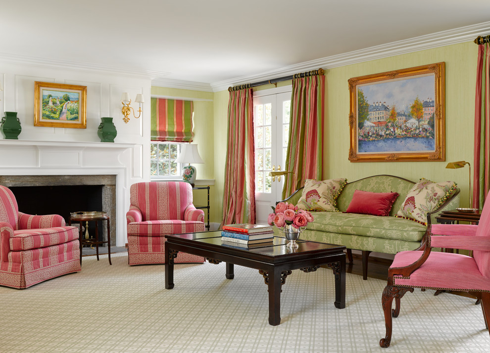 Esempio di un soggiorno chic con sala formale, pareti verdi, camino classico e nessuna TV