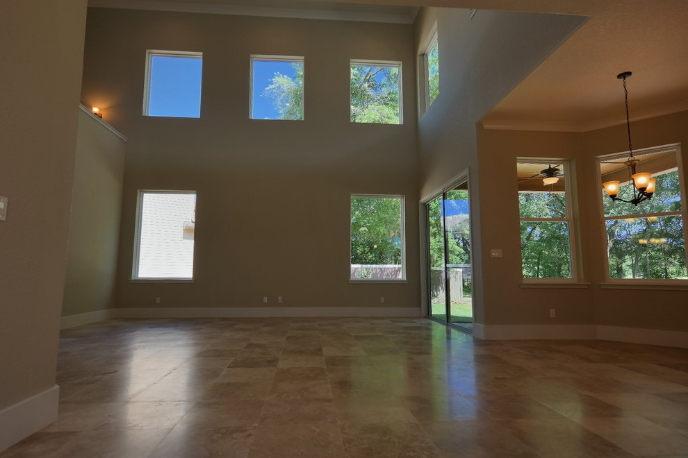 Großes Uriges Wohnzimmer ohne Kamin, im Loft-Stil mit beiger Wandfarbe und Travertin in Miami