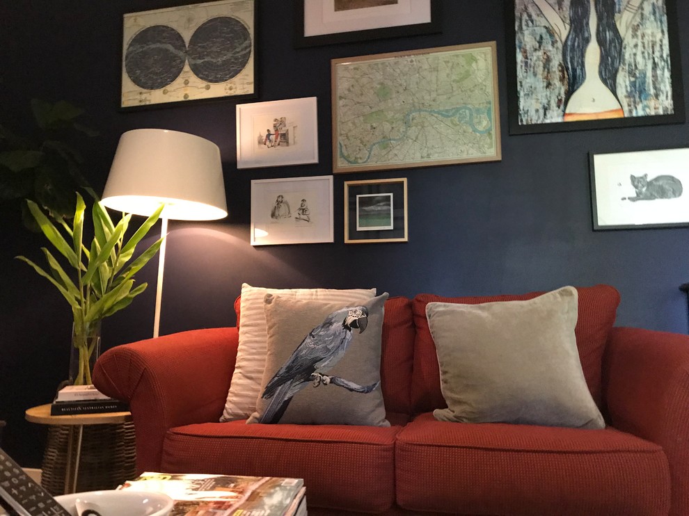 Foto di un piccolo soggiorno bohémian aperto con pareti blu, pavimento in legno verniciato, pavimento bianco, libreria e TV a parete