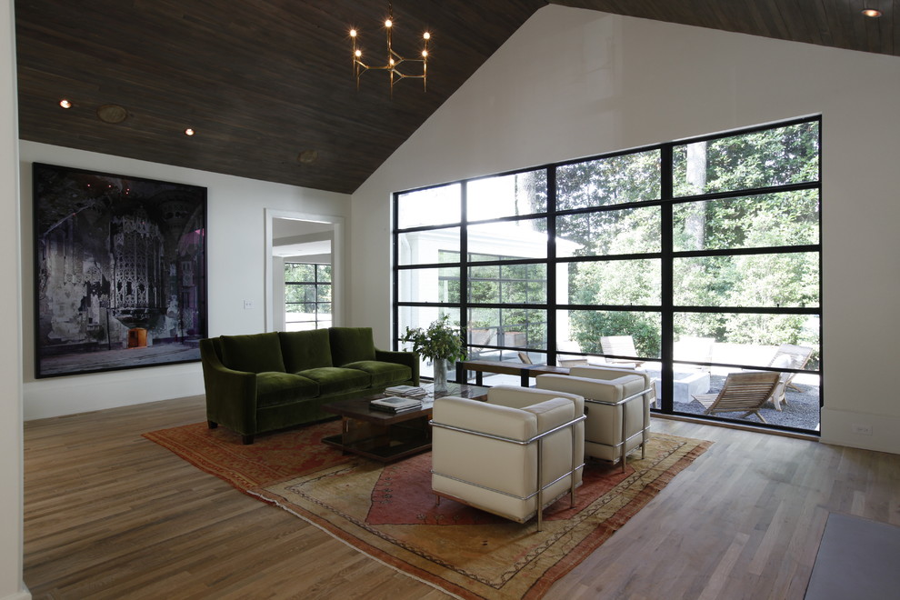 Foto di un soggiorno country aperto con pareti bianche e pavimento in legno massello medio