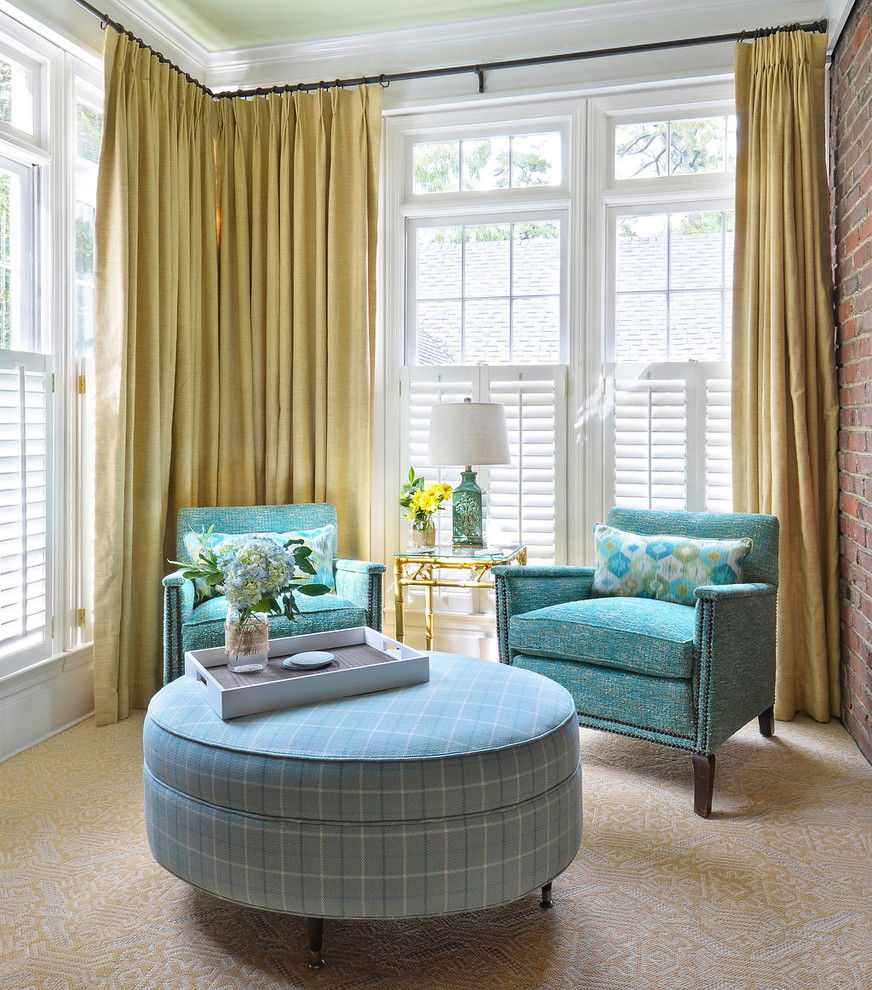 Пример оригинального дизайна: парадная гостиная комната в стиле неоклассика (современная классика) с ковровым покрытием без телевизора